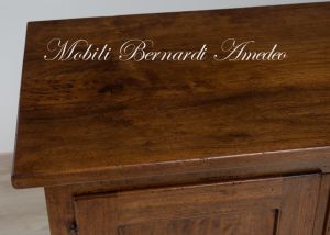 Credenza in noce massiccio - dettaglio del legno piallato a mano e della lavorazione stile arte povera
